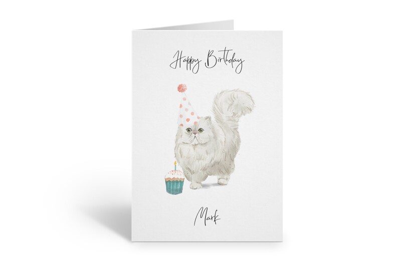 Puede incluir: Un gato blanco con un gorro de fiesta de lunares rosa y blanco sostiene un cupcake azul con una vela encendida. El texto "Happy Birthday" est&aacute; en la parte superior de la tarjeta y el nombre "Mark" est&aacute; en la parte inferior.
