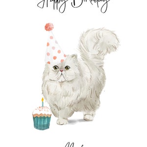Puede incluir: Un gato persa blanco con un gorro de fiesta de lunares rosa y blanco y sosteniendo un cupcake azul y verde con una vela encendida. El texto "Happy Birthday Mark" est&aacute; escrito debajo del gato.