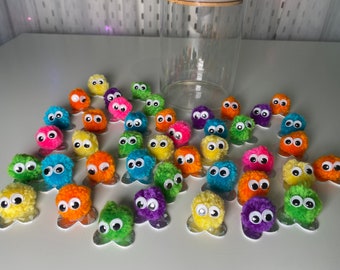 Criaturas silenciosas de arco-íris neon (35) | Companheiro de mesa para gerenciamento de sala de aula | Amigo para distanciamento social | Brinquedo felpudo multicolorido | Educação domiciliar