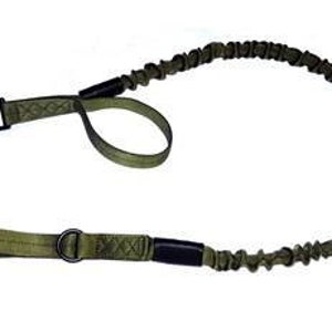 以下が含まれることがあります： 黒いクリップとハンドルが付いた、オリーブグリーンの犬用リード。衝撃吸収のためにバンジーコードのデザインになっています。ハンドルには持ち運びやすいようにループが付いています。中型から大型犬向けです。