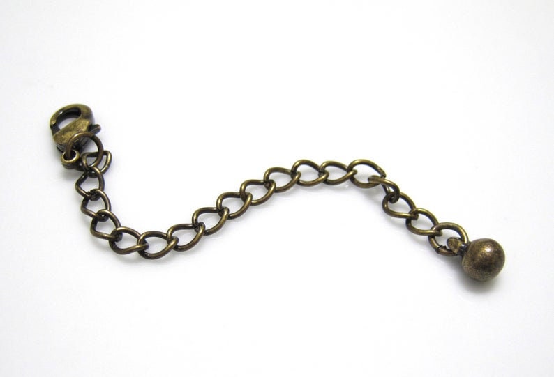 Peut inclure: Une cha&icirc;ne en bronze avec un fermoir &agrave; ressort &agrave; une extr&eacute;mit&eacute; et une perle ronde &agrave; l'autre extr&eacute;mit&eacute;.