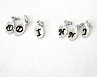 ONE Leaf, Charme initial estampillé à la main Or, Argent ou Or rose, C-020