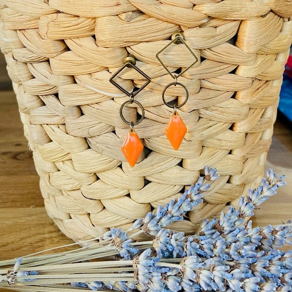 Boucles d'oreilles losanges en laiton et sequin émaillé orange