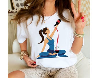 Camiseta divertida de yoga y vino, camiseta gráfica para mujer, camiseta para amantes del vino, regalo de yoga, camiseta relajante, camiseta humorística de yoga, regalo para bebedores de vino, regalo para ella