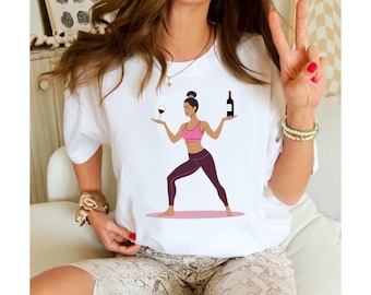 Camiseta de algodón grueso para mujer, divertida camiseta de yoga con vino, bonita camiseta de fitness para mujer, regalo para amantes del yoga, camiseta con gráfico de vino y entrenamiento.
