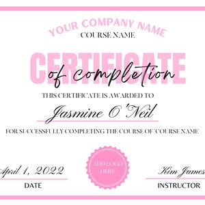 K&ouml;nnte beinhalten: Ein rosa und wei&szlig;es Zertifikat &uuml;ber die erfolgreiche Beendigung eines Kurses mit dem Text "YOUR COMPANY NAME" und "COURSE NAME" oben. Das Zertifikat wird an "Jasmine O'Neil" f&uuml;r die erfolgreiche Absolvierung des Kurses "COURSE NAME" verliehen. Das Datum ist "April 1, 2022" und der Dozent ist "Kim James".