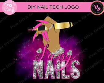 Puede incluir: Un diseño de logotipo para una técnica de uñas con una mano con uñas rosas sosteniendo una fresa para uñas. El texto "Sassy Nails" está en purpurina plateada con acentos rosas. El fondo es de color morado oscuro con purpurina rosa y blanca.