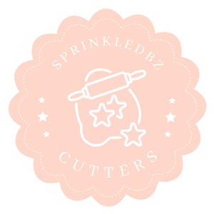 Puede incluir: Un logotipo rosa y blanco con el texto "SPRINKLEDBZ CUTTERS" en un círculo. El logotipo presenta un rodillo y cortadores de galletas en forma de estrellas.