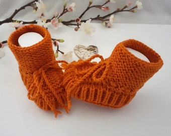 Baby Schuhe - Erstlingsschuhe handgestrickt orangefarben zum  Binden