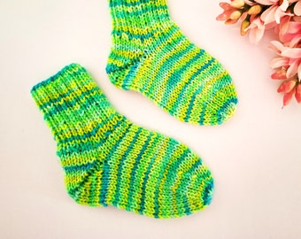 Baby Socken Erstlingssocken handgestrickt grün- türkisfarben meliert