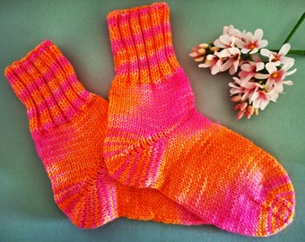 Socken Kindersocken  Grösse 31-32 handgestrickt, Farbe rosa-pinkfarben und orange in unregelmässigem Verlauf