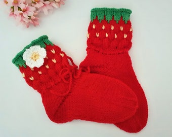 Socken Kindersocken - Erdbeere -  Grösse 22-23  handgestrickt  Farbe rot/grün