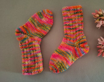 Baby Socken Erstlingssocken handgestrickt rose-, pinkfarben, orange- grün- bunt meliert