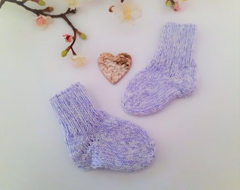 Gestrickte warme Baby Socken Erstlingssocken  fliederfarben-weiss meliert