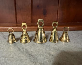 Set aus fünf Messingglocken im Vintage-Stil, nicht zusammenpassend
