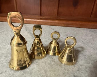 Mässingsklockor i vintagestil Miss Matchade set med mässingsklockor Set med fyra mässingsklockor