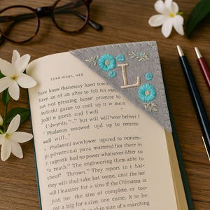 Personalisiertes gesticktes Eck Lesezeichen: Elegantes Blumen Anfangsgeschenk