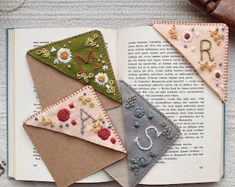 Gepersonaliseerde borduurvilten bladwijzers | Letters handgemaakte hoek bladwijzer | 4 seizoenen Letter & Flower Vilt Bookmark Set