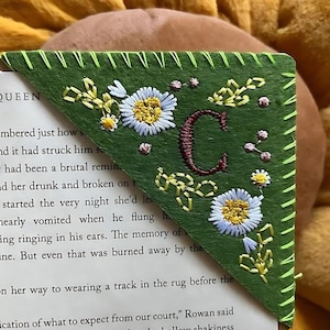 Personalized Hand Embroidered Corner Bookmark, Felt Triangle Page Stitched Corner Handmade Bookmark, gift for her , gift for mom