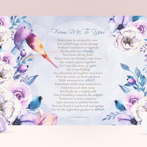 Peut inclure: Une illustration aquarelle d'un motif floral avec des oiseaux et un poème qui dit "From Me To You" avec le texte "Years pass by so quickly now But somethings never change Without hesitation or agenda By my side you remain You know all my fears You've seen my dreams come true We raised a glass together For I saw the same of you. Life is mystifying An adventure of laughter and tears Piece by piece, we built our lives With memories to share. Sometimes miles may separate us And time just slips away Yet steadily as a mighty oak Our friendship remains the sign Tomorrow is but a mystery Life's journey is seldom known But our bond is anchored and secure For it's the light that guides us home. © 2017 Natalie Duany"