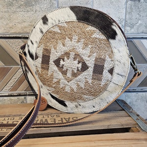 Sac à bandoulière Myra en toile recyclée et cuir, portefeuille rond à bandoulière d'inspiration tribale, sac à main de style aztèque du sud-ouest, avec hairon hyde de vache