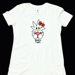 Puede incluir: Camiseta blanca con una imagen de dibujos animados de un gato blanco con una hoja de marihuana como pelo, vistiendo un vestido rojo y un lazo rosa. El texto "Smiley Tides" está impreso debajo de la imagen.