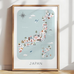 以下が含まれることがあります： 日本のイラスト地図が描かれた額入りアートプリント。地図は水色で、ランドマークや都市を表すカラフルなアイコンが描かれています。左上には羅針盤があり、下部には「JAPAN」の文字があります。