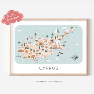 Puede incluir: Una impresión enmarcada de un mapa de Chipre, ilustrado con monumentos, palmeras y figuras. El mapa está sobre un fondo azul claro, con la palabra "CYPRUS" en la parte inferior. Un gráfico de nube rosa en la esquina dice "DESCARGA DIGITAL".