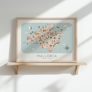 Puede incluir: Un mapa enmarcado de Mallorca, Islas Baleares, con un fondo azul claro. El mapa presenta ilustraciones de puntos de referencia, palmeras y una rosa de los vientos. La palabra "MALLORCA" está impresa en negrita, en negro.