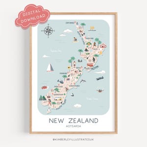 Op de afbeelding: Een ingelijste geïllustreerde kaart van Nieuw-Zeeland op een lichtblauwe achtergrond, met iconen van bezienswaardigheden, activiteiten en dieren. De tekst luidt DIGITAL DOWNLOAD, NEW ZEALAND, AOTEAROA en KIMBERLEYILLUSTRATESUK. De kaart toont beide eilanden.