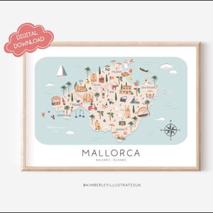 Puede incluir: Un mapa digital enmarcado de Mallorca, Islas Baleares, en un esquema de color azul claro y beige. El mapa presenta ilustraciones de puntos de referencia, palmeras y una rosa de los vientos. El texto incluye "Mallorca" e "Islas Baleares".