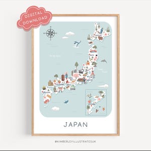 Op de afbeelding: Een ingelijste kunstdruk van een kaart van Japan, met illustraties van bezienswaardigheden en dieren. De kaart is lichtblauw met een houten lijst. Het woord "JAPAN" staat onderaan gedrukt, met een "DIGITALE DOWNLOAD" wolkengrafiek linksboven.