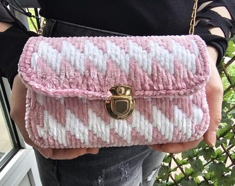 Handmade Crochet Shoulder Bag: Boho Yarn Purse with Gold Chain