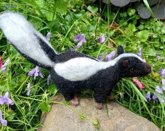 Stinktier, handgefilzter Skunk aus Schafwolle, circa 19 cm lang mit Schwanz, Dekoartikel, Unikat