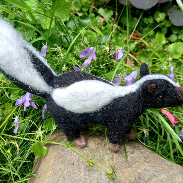 Stinktier, handgefilzter Skunk aus Schafwolle, circa 19 cm lang mit Schwanz, Dekoartikel, Unikat