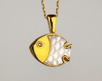 Kleiner Glücksfisch Charm Anhänger, 14k vergoldet 925 Sterling Silber Weiß Fisch Halskette, Ocean Schmuck