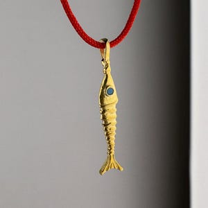 Collar de pequeño marlín de ojos azules, colgante de pez espada diminuto de plata de ley 925, dije de océano con hilo rojo