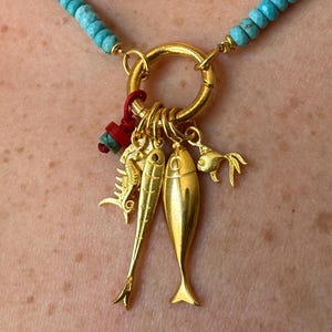 Ocean Fisch Charm Halskette, 14k vergoldet 925 Sterling Silber einfach zu tragen Fisch Charms, natürliche Türkis Perlen Mittelmeer Halskette