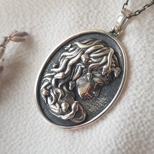MEDUSA Halsband | Antik grekiskt Medusa-hänge bild 3