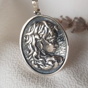 MEDUSA Halsband | Antik grekiskt Medusa-hänge bild 2