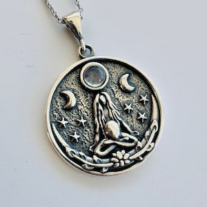 Naszyjnik BOGINI SELENE z kamieniem księżycowym, wisiorkiem Luna ze srebra próby 925, zawieszką bogini księżyca, prezentem dla miłośnika księżyca, prezentem dla kobiet w ciąży