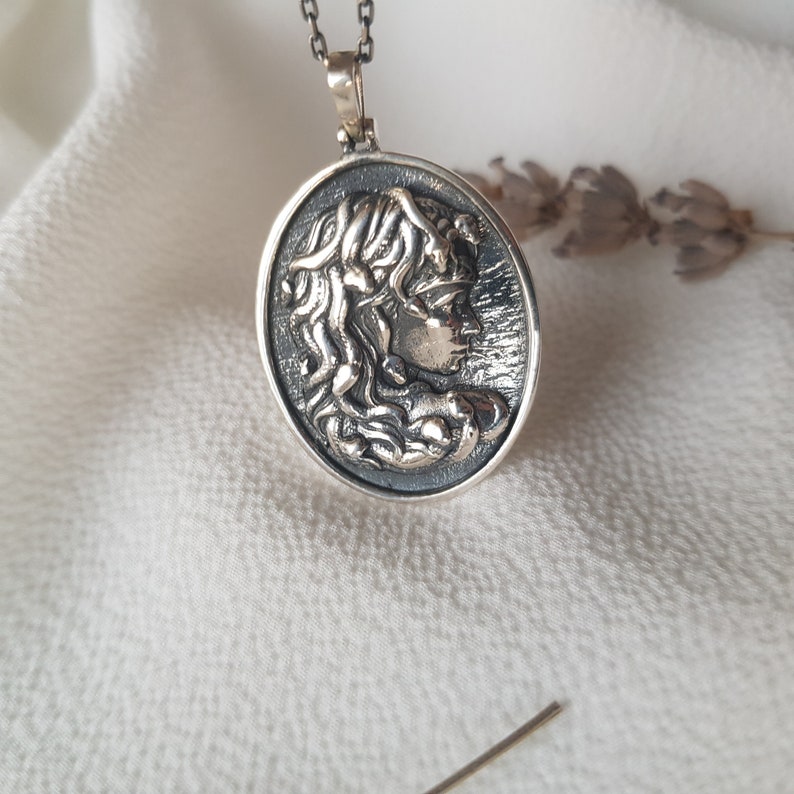 MEDUSA Halsband | Antik grekiskt Medusa-hänge bild 2