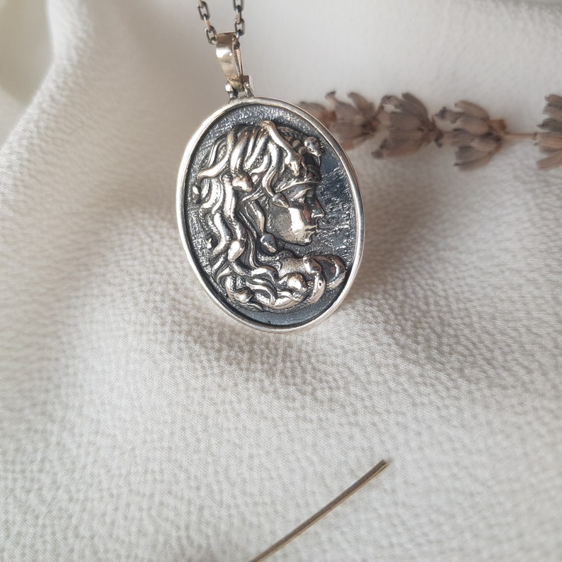MEDUSA Halsband | Antik grekiskt Medusa-hänge bild 10