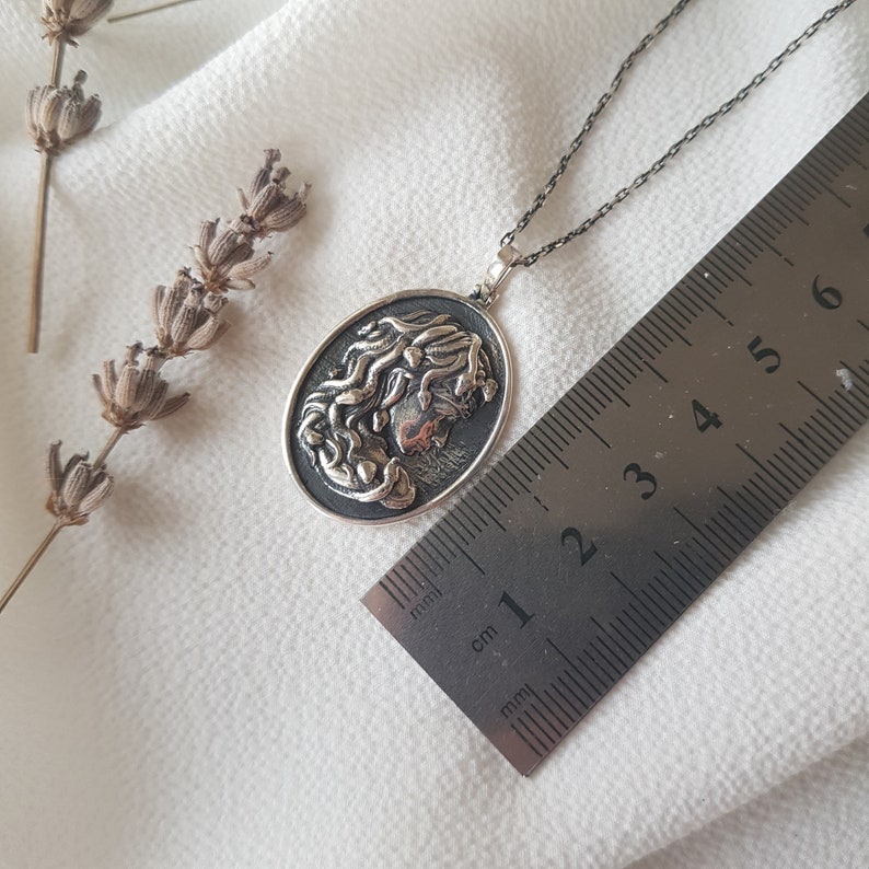 MEDUSA Halsband | Antik grekiskt Medusa-hänge bild 5