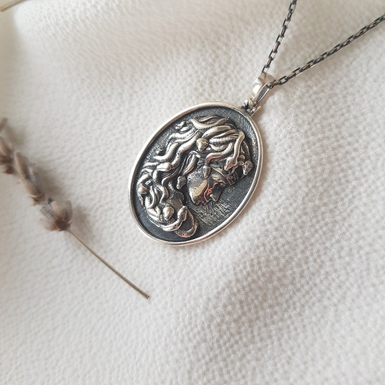 MEDUSA Halsband | Antik grekiskt Medusa-hänge bild 8