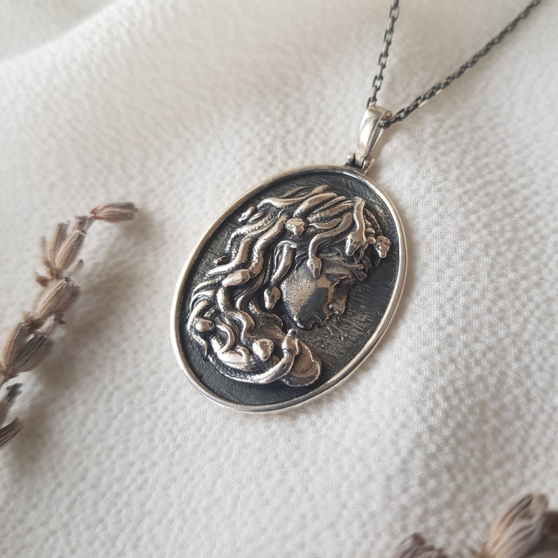 MEDUSA Halsband | Antik grekiskt Medusa-hänge bild 9
