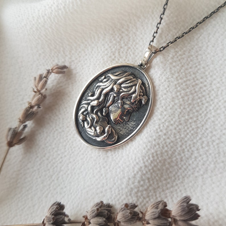 MEDUSA Halsband | Antik grekiskt Medusa-hänge bild 3