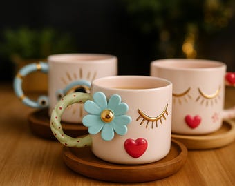 Taza de porcelana hecha a mano con detalle de flor y ojo
