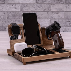 以下が含まれることがあります： 電話、腕時計、サングラス、銃を収納できる木製オーガナイザー。オーガナイザーはダークウッド製で、ナチュラルな仕上げです。