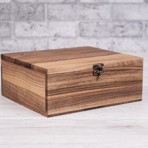 Personalisierte hölzerne Erinnerungsbox || Individuell gravierte Erinnerungsbox, Naturholz-Geschenkbox, Schmuckschatulle mit Gravur, Erinnerungsbox, Muttertagsgeschenk